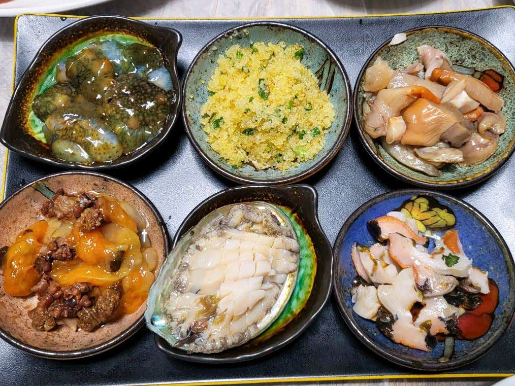 백반기행 통영 강변다찌 해산물이 그릇에 담아진 사진