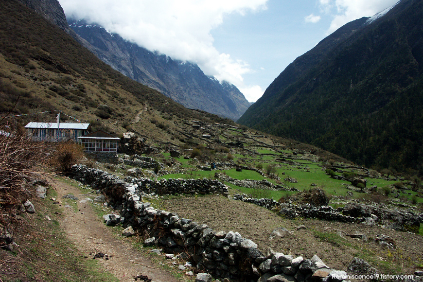 네팔-랑탕트레킹-여러마을-지나는중
