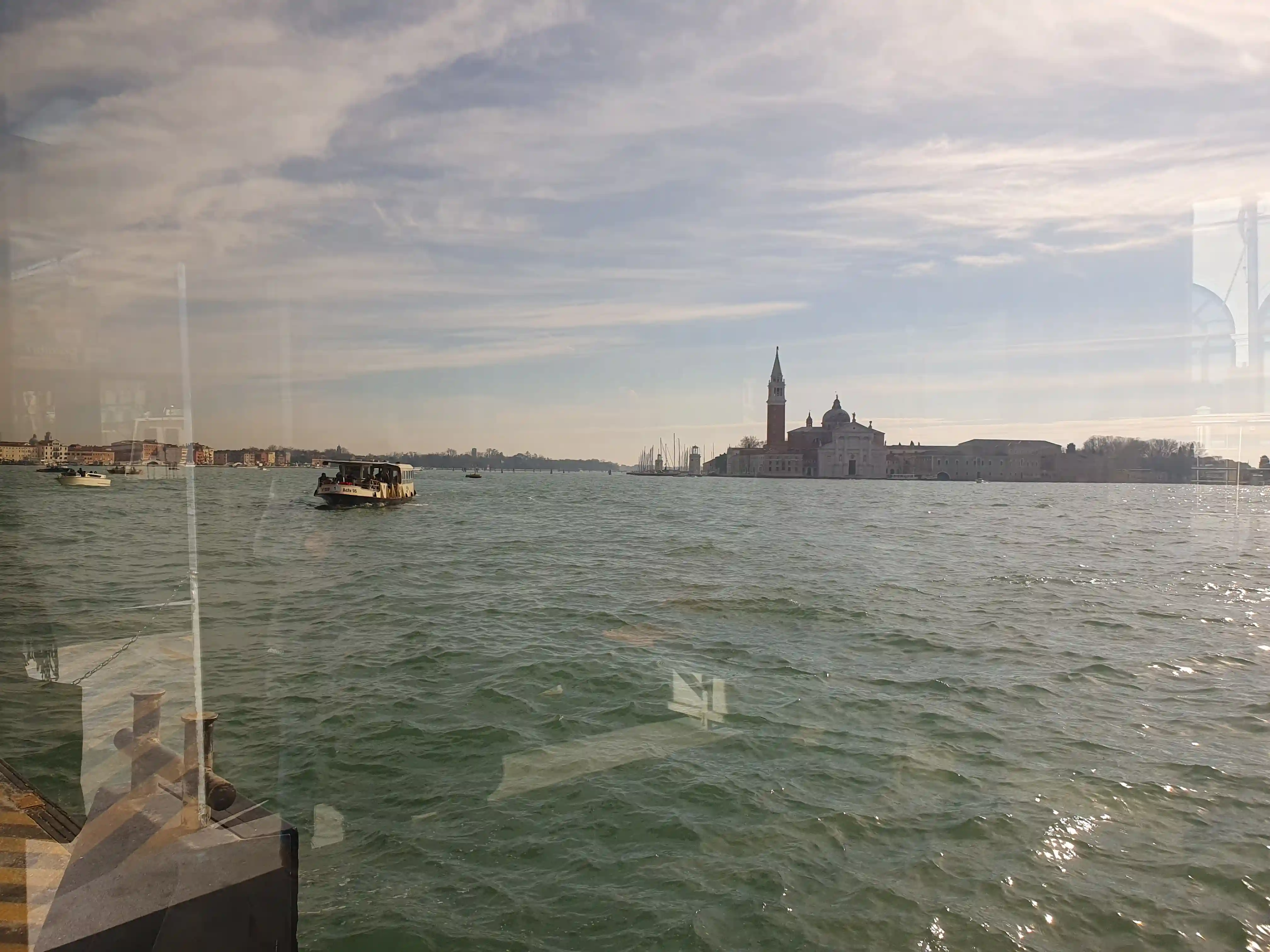 베네치아 보트에서 바다를 바라보는 사진1