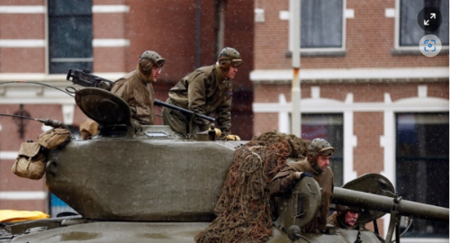 알트태그-M4셔먼 탱크가 네덜란드 로테르담 거리를 지나고 있다.