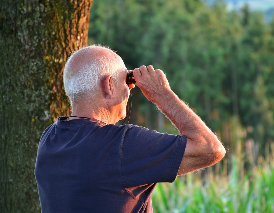 망원경으로 풍경을 보고 있는 노인의 모습