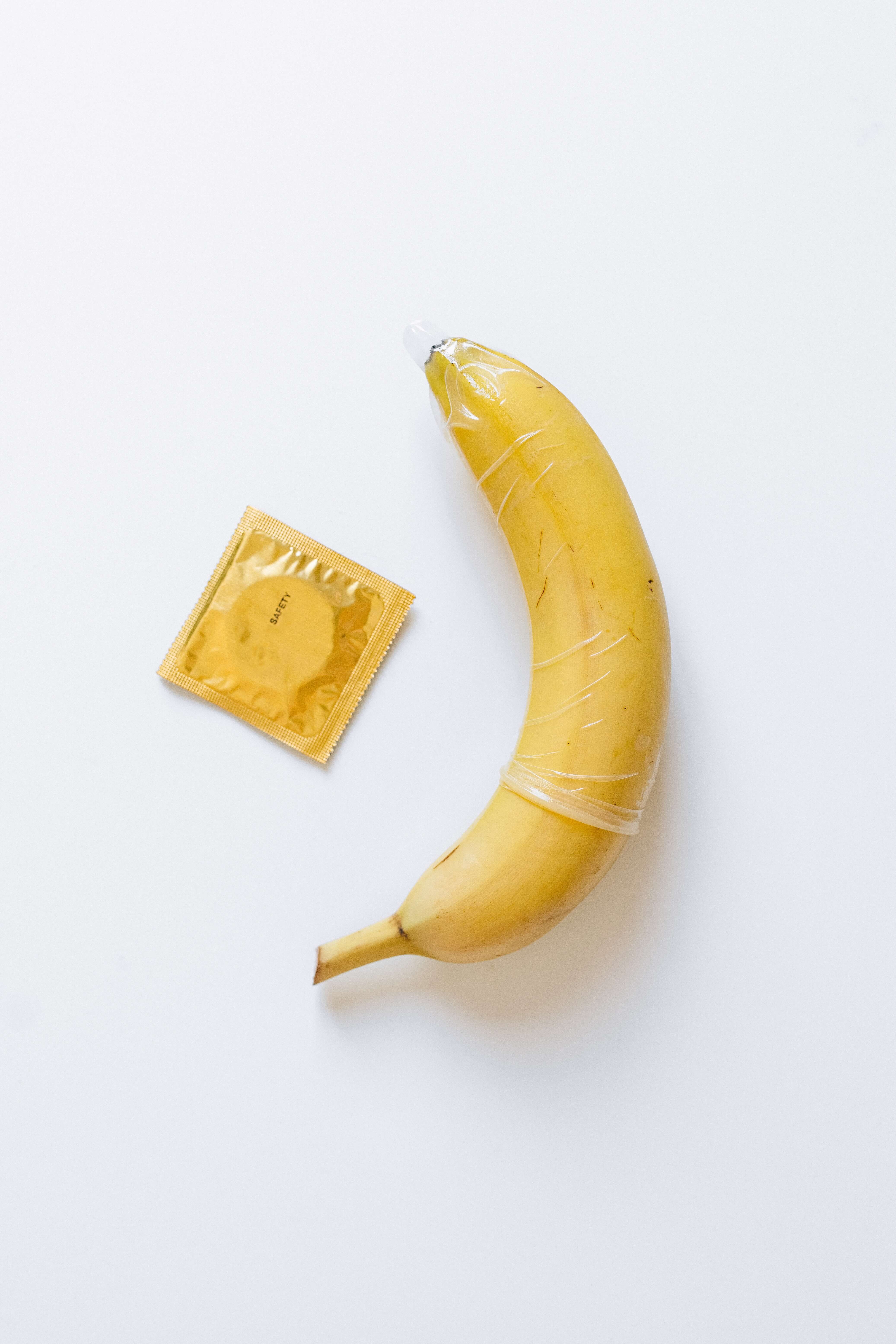 바나나에 성생활 용품(성인용품)을 씌어놓은 모습