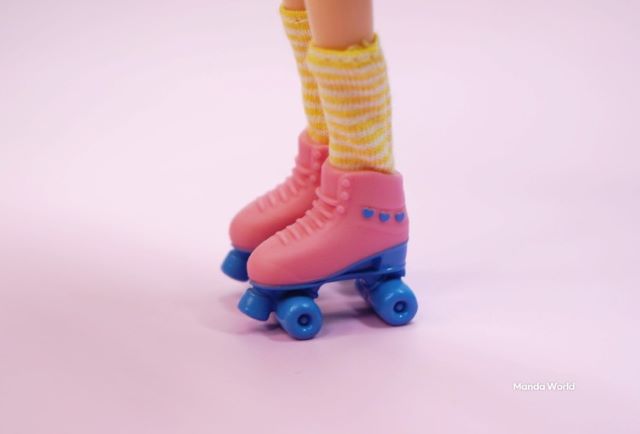 어린이용 분홍색 롤러스테이트의 사진이다.