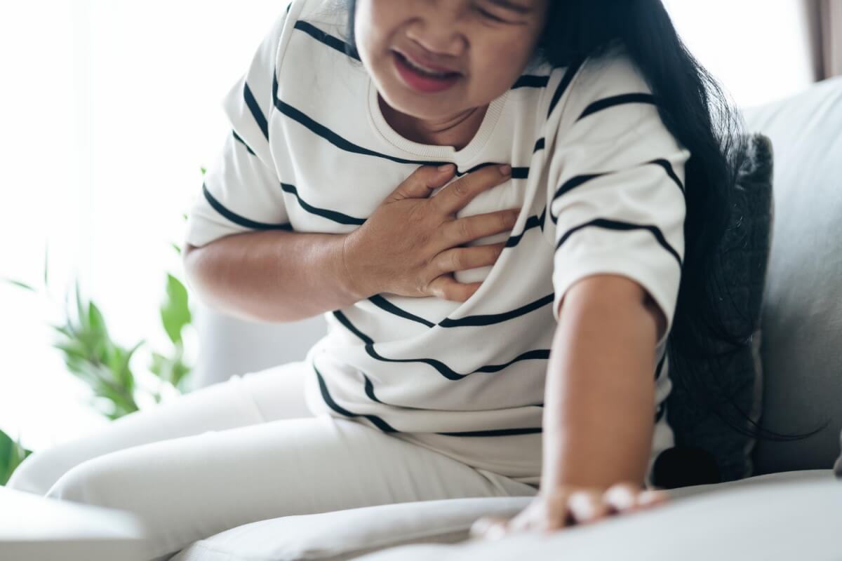 가슴통증과-호흡곤란을-느끼는-여성