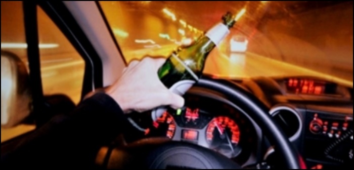 술병을-들고-운전을-하는-모습으로-음주운전을-나타낸-이미지