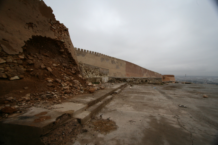 폐허인-아가디르-카스바성벽