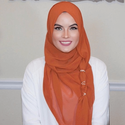 주황색-히잡을-착용한여성