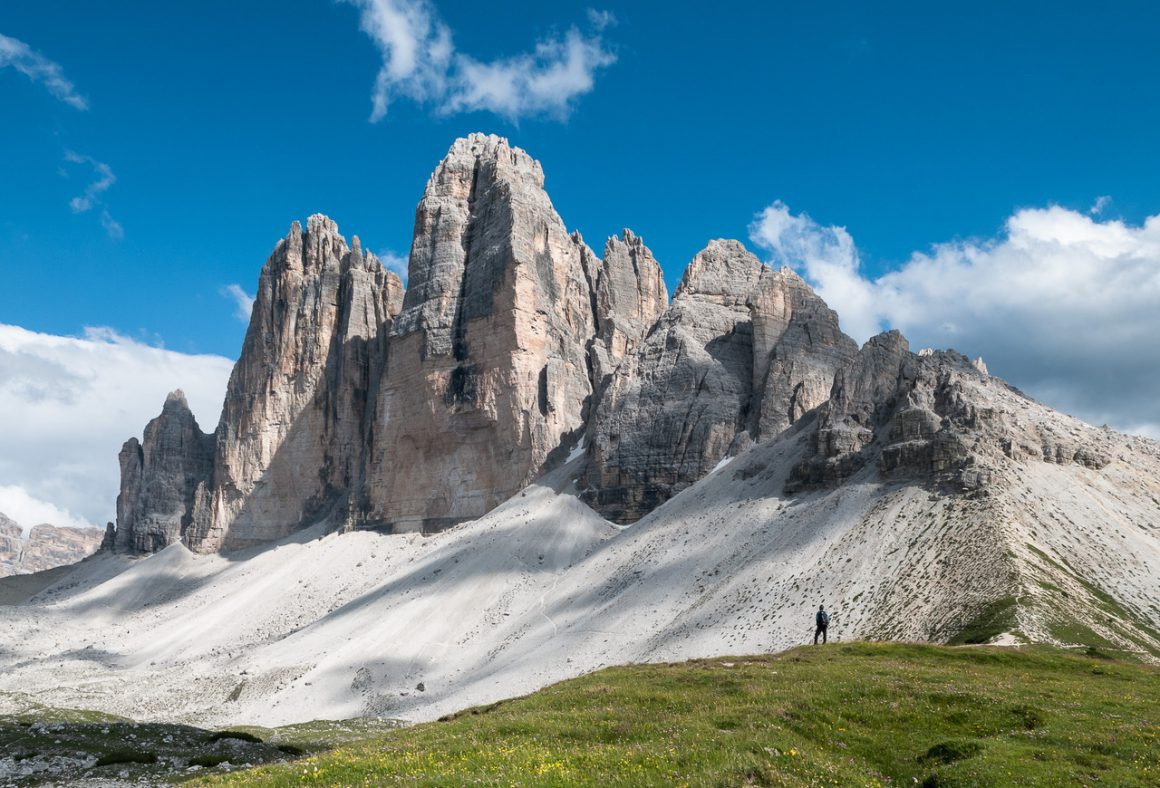 Du lịch Ý mùa đông khám phá dãy Dolomites với trượt tuyết trượt ván và đi bộ trên tuyết