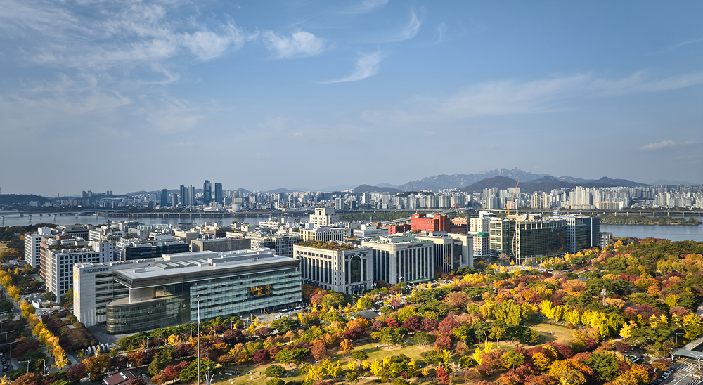 녹색성장은 경제적 발전과 환경 보전의 조화로운 결합을 의미합니다. 이 개념은 경제적인 성장과 함께 환경 문제를 해결하고&#44; 지속 가능한 사회를 구축하는 것을 목표로 합니다. 이는 지구 생태계의 보전&#44; 자원의 효율적 이용&#44; 재생에너지 사용&#44; 친환경 기술과 산업의 발전 등을 포함한 다양한 활동을