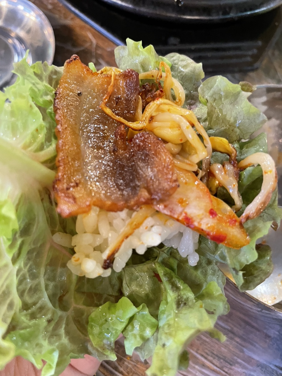 밥, 고기, 콩나물, 김치 쌈