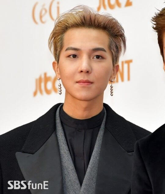 송민호 턱선