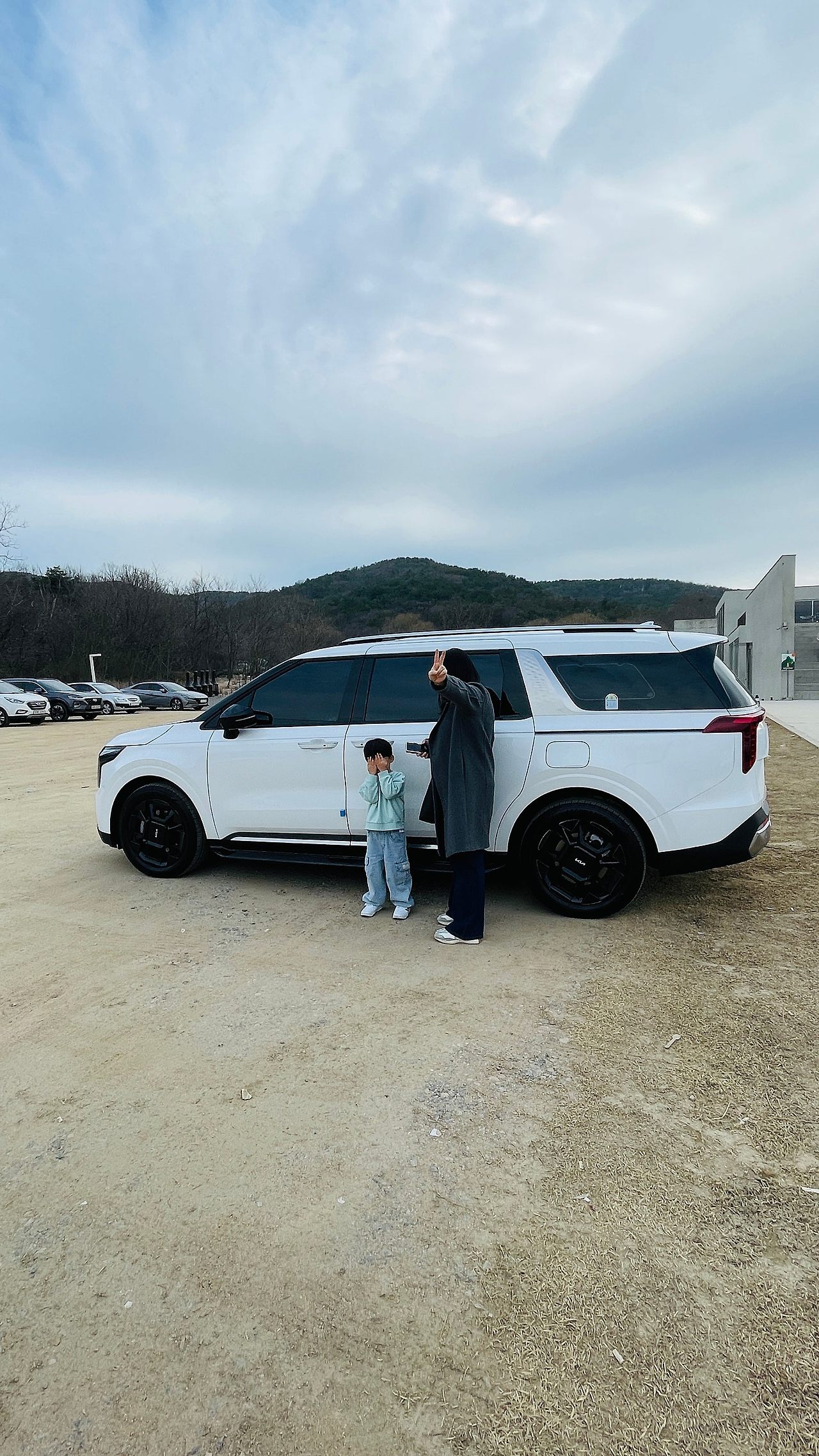 영종도 베이커리 카페 주차장에서 와이프와 아들