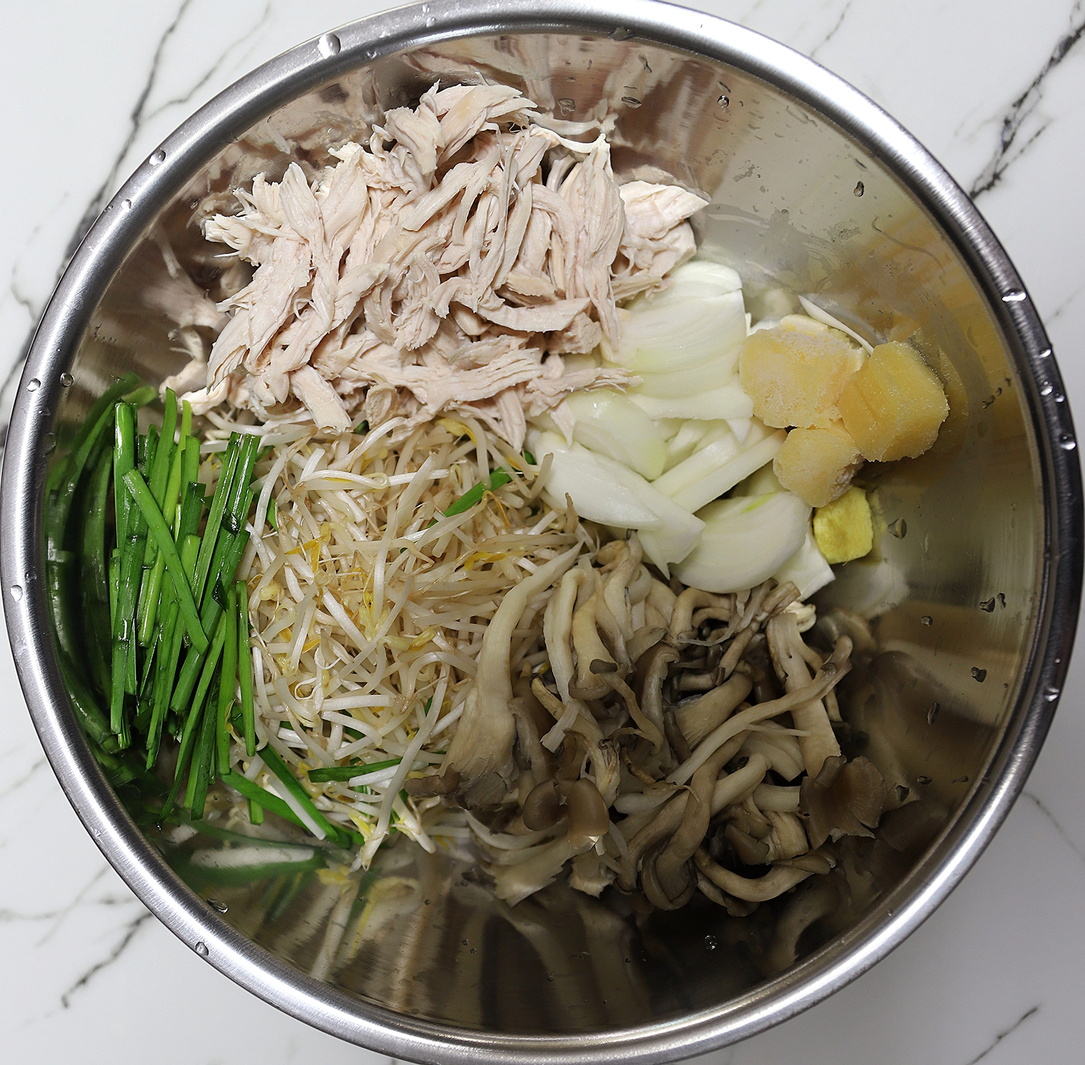 닭 가슴살, 느타리버섯, 양파, 숙주 등 손질된 야채 모습