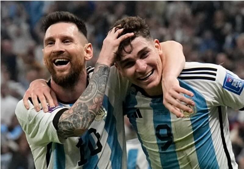 아르헨티나-국가대표-리오넬-메시와-알바레스-사진