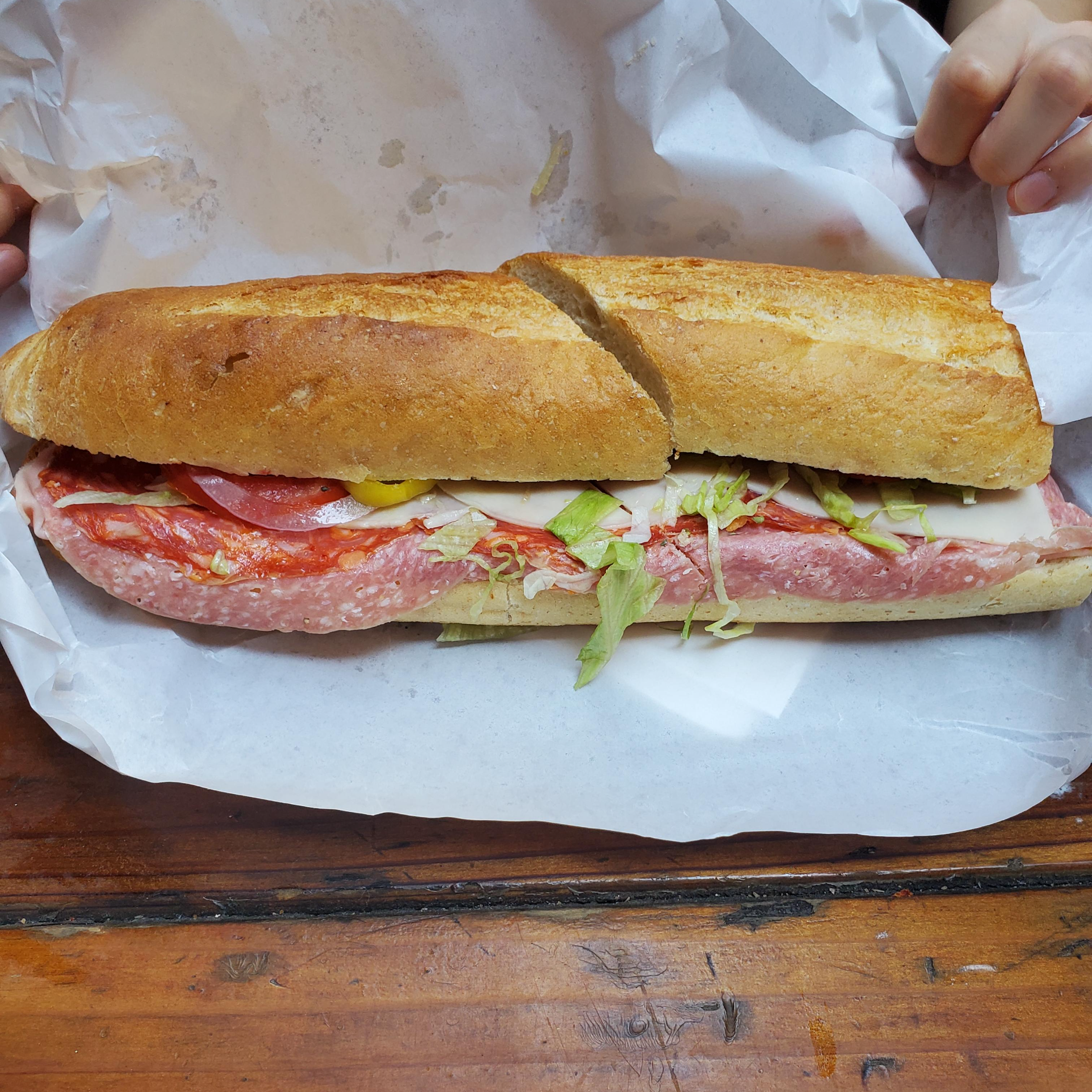 Bricco 샌드위치에서 산 커다란 바게트 빵에 고기와 야채까지 아주 맛있어 보입니다.