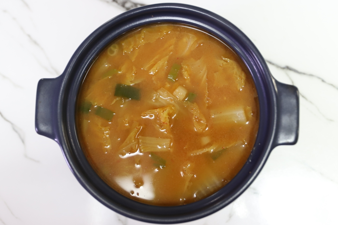 뚝배기에 담아낸 알배추 된장국 완성 사진