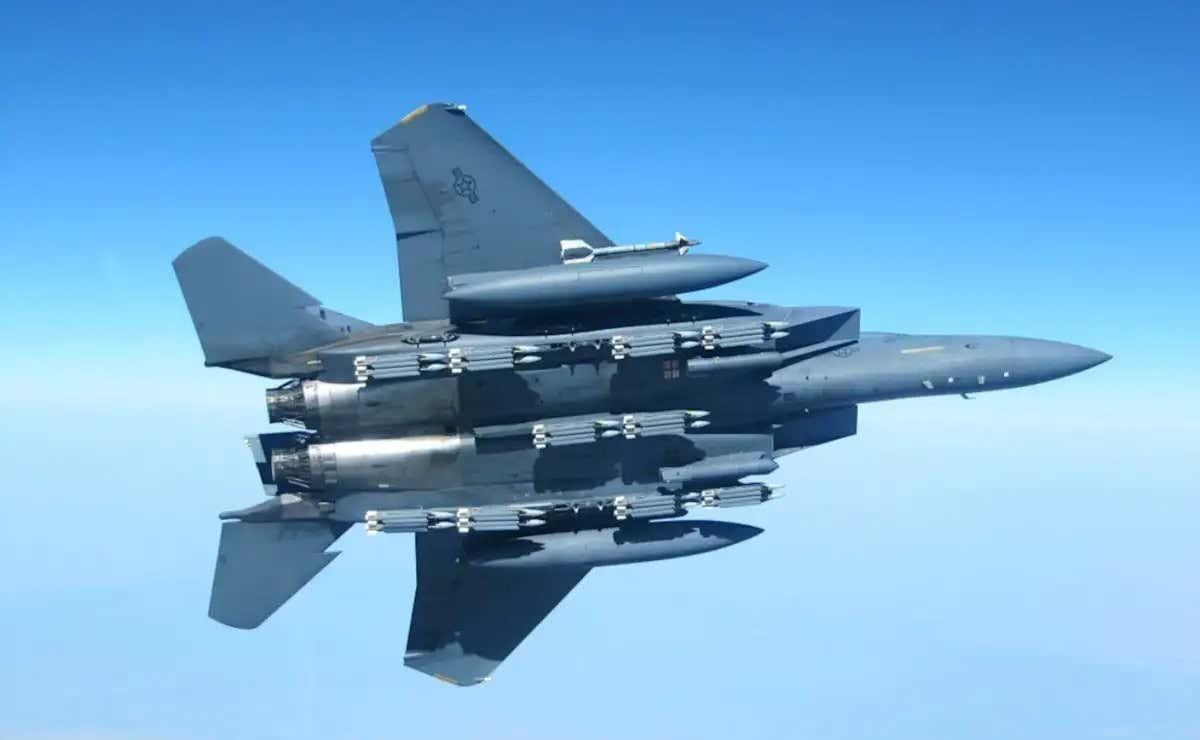 20개의 GBU-39/B SDB를 장착하고 있는 F-15E