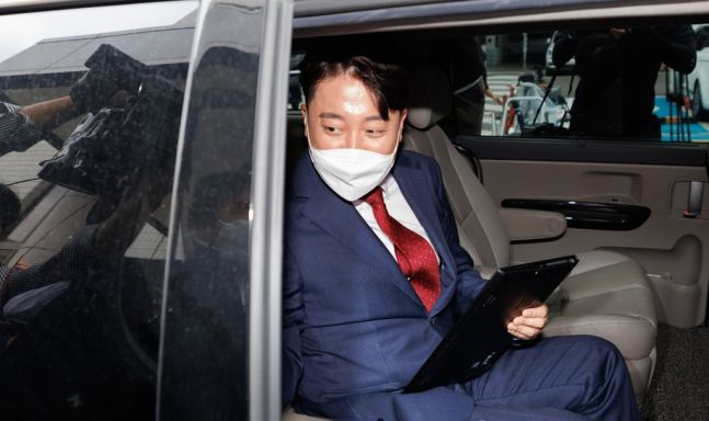  이준석, 경찰 출석해 12시간 조사