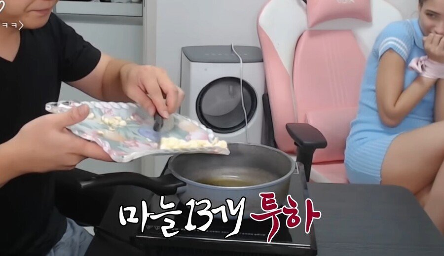 이탈리아 여자친구 묶어놓고 괴롭히기.jpg