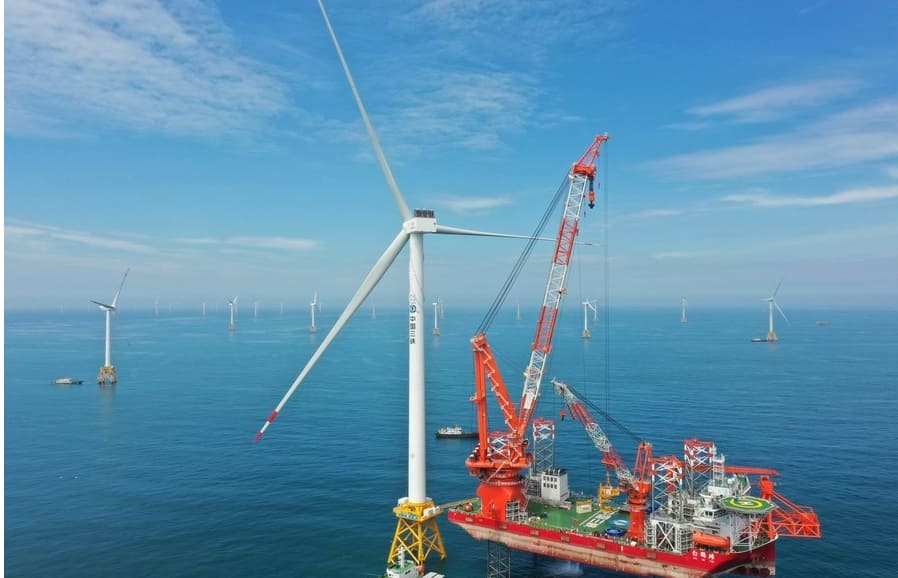 세계 최대 풍력 발전터빈 설치 완료...&quot;50층 건물 높이&quot; VIDEO: Installation of world&#39;s first 16-megawatt offshore wind turbine completed