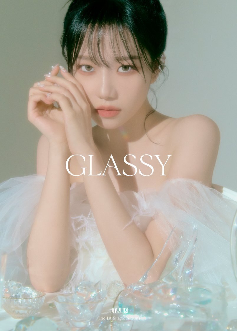  솔로로 컴백한 조유리 싱글앨범 GLASSY 화보 사진들