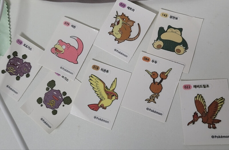 아들이 포켓몬 빵 띠부띠부 씰 모아놓은 겁니다 8장 모았네요.