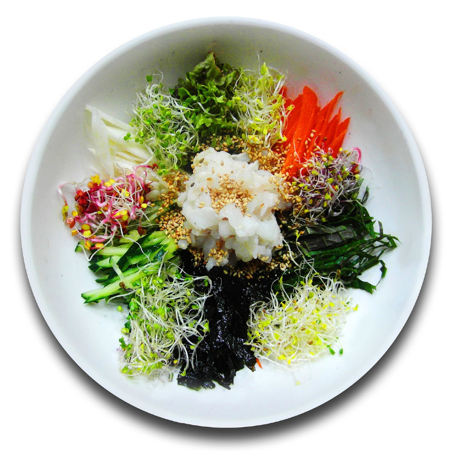 야생에서 채취를 한 여러가지 야채를 잘 손질해서 하얀 바닥 위에 동그랗고 하얀 그릇에 종류별로 조금씩 담아 놓고 위에서 찍은 사진