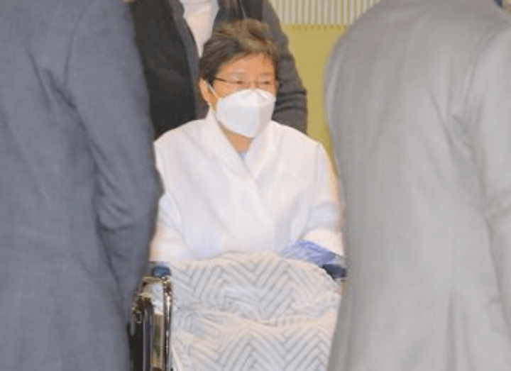 수감중-마스크-휠체어를-탄-박근혜-전-대통령