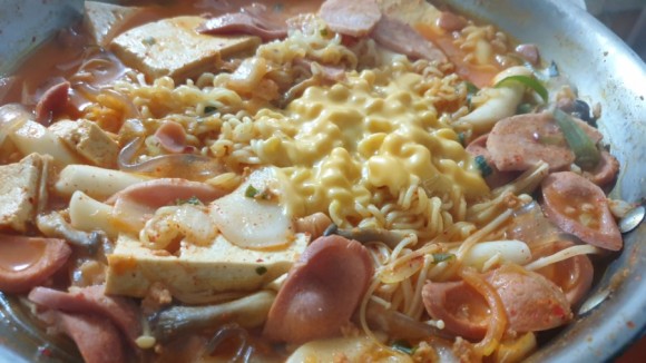  가성비 갑! 부대찌개 [땅스 부대찌개 - 3인분이 9,900원]