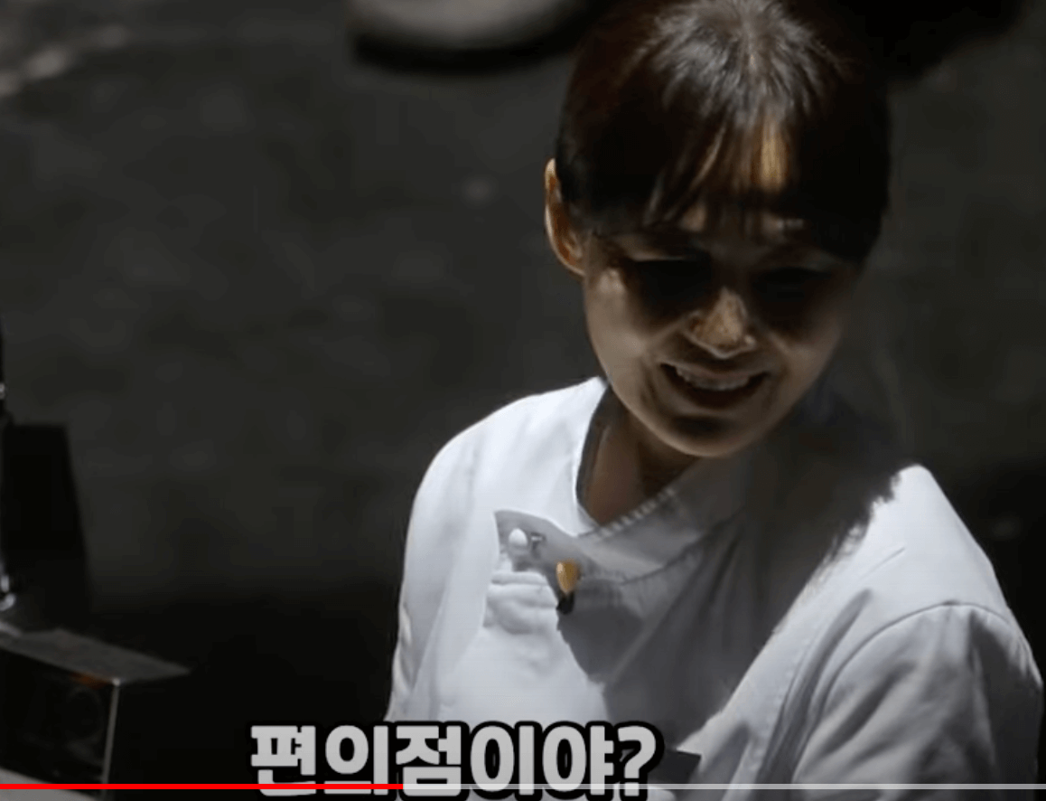 여자 요리사가 웃고 있다