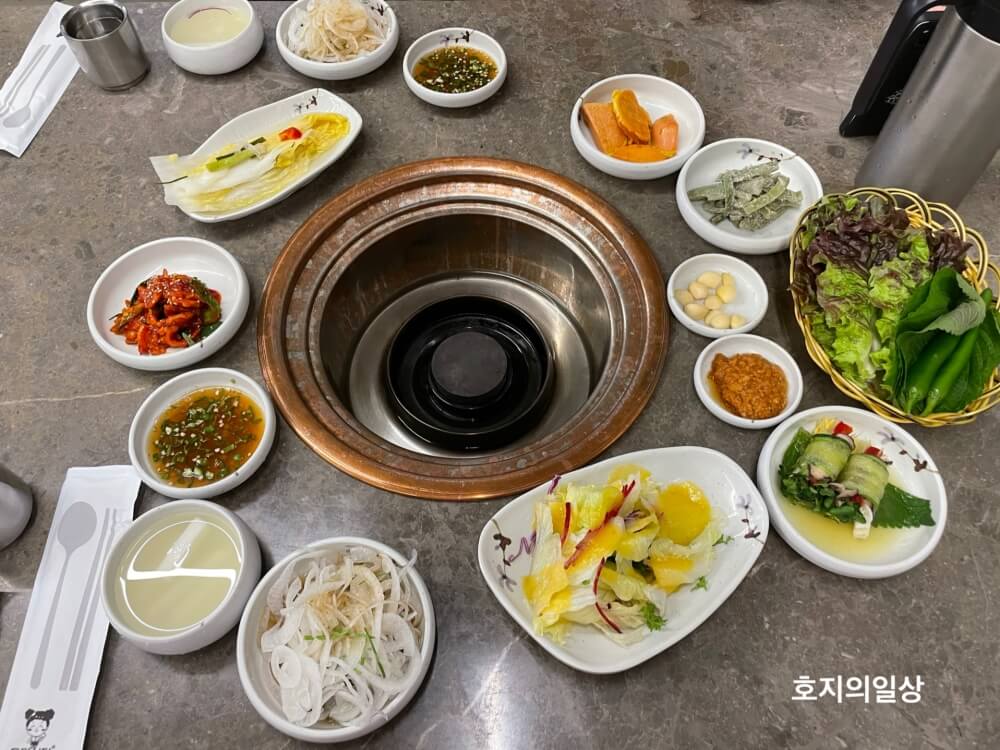 서울 강남 역삼 양념갈비 맛집 유미식당 - 기본찬 세팅