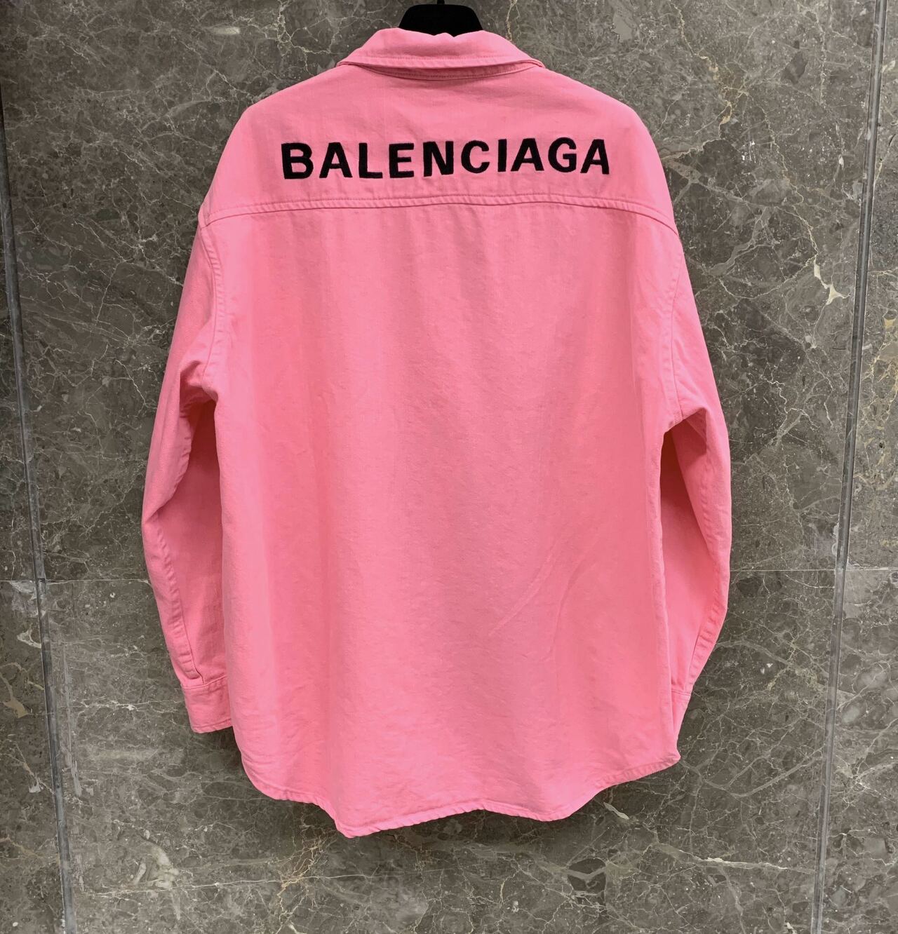  [BALENCIAGA] 발렌시아가 20SS 오버사이즈 백 로고 엠보 워싱 데님 셔츠 핑크