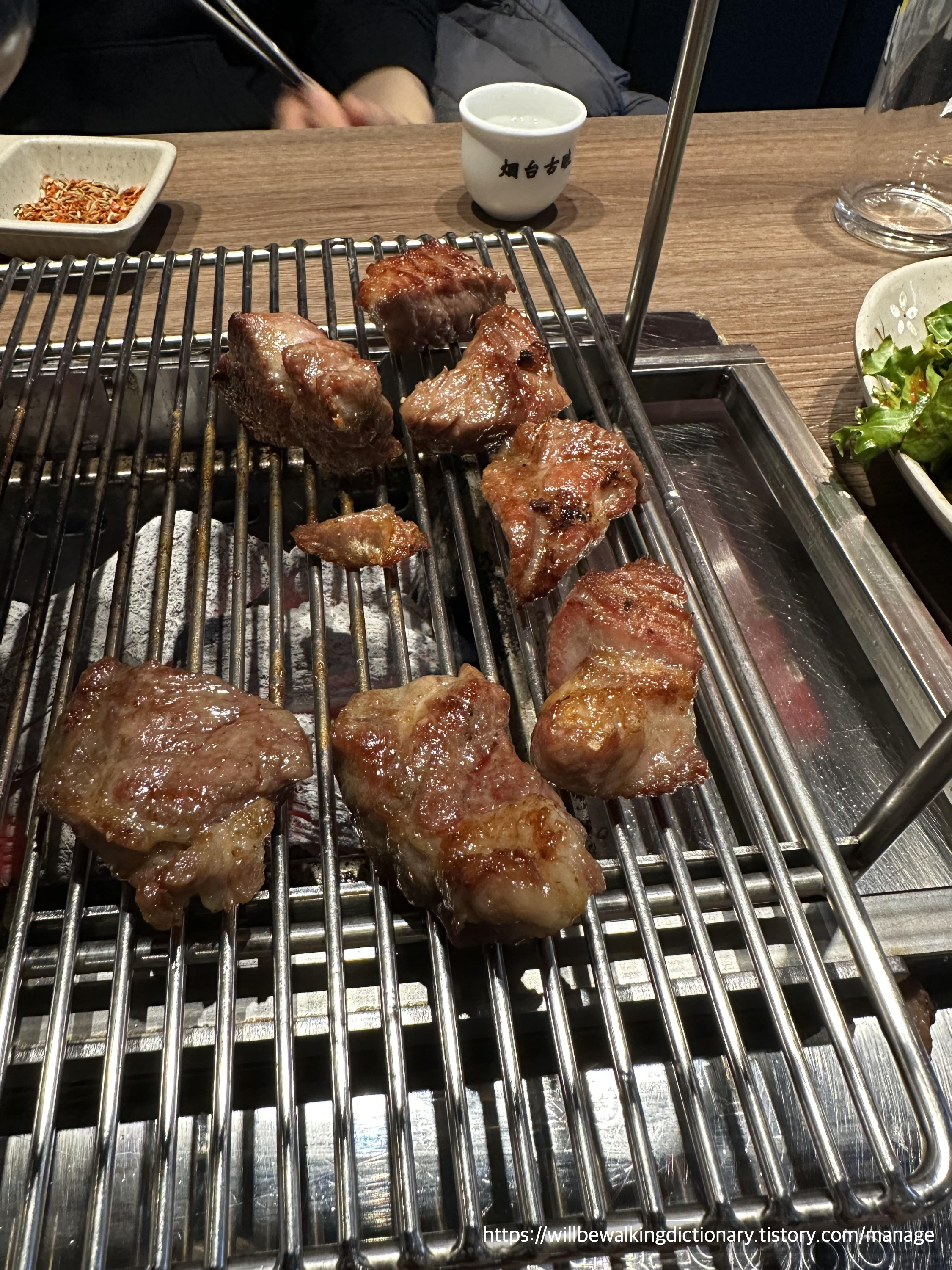 겉만 살짝 익힌 양고기