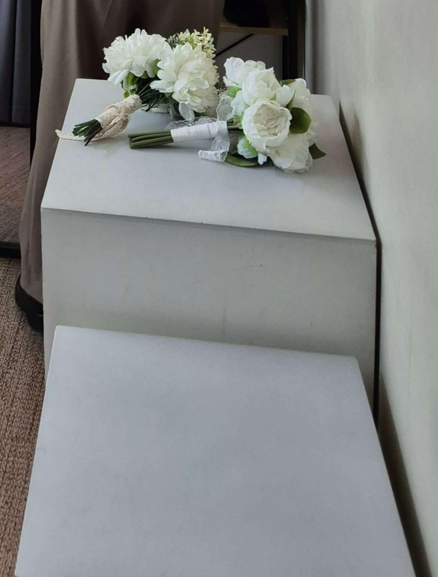 스튜디오 내부 하얀색 의자와 부케