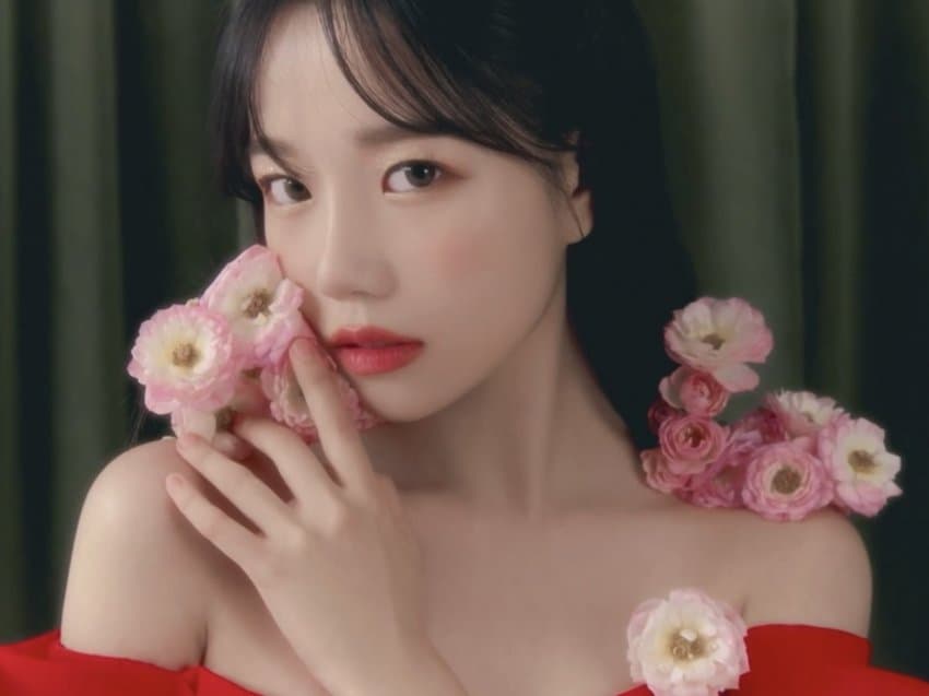  조유리 GLASSY 211010 레드 패션 의상 움짤