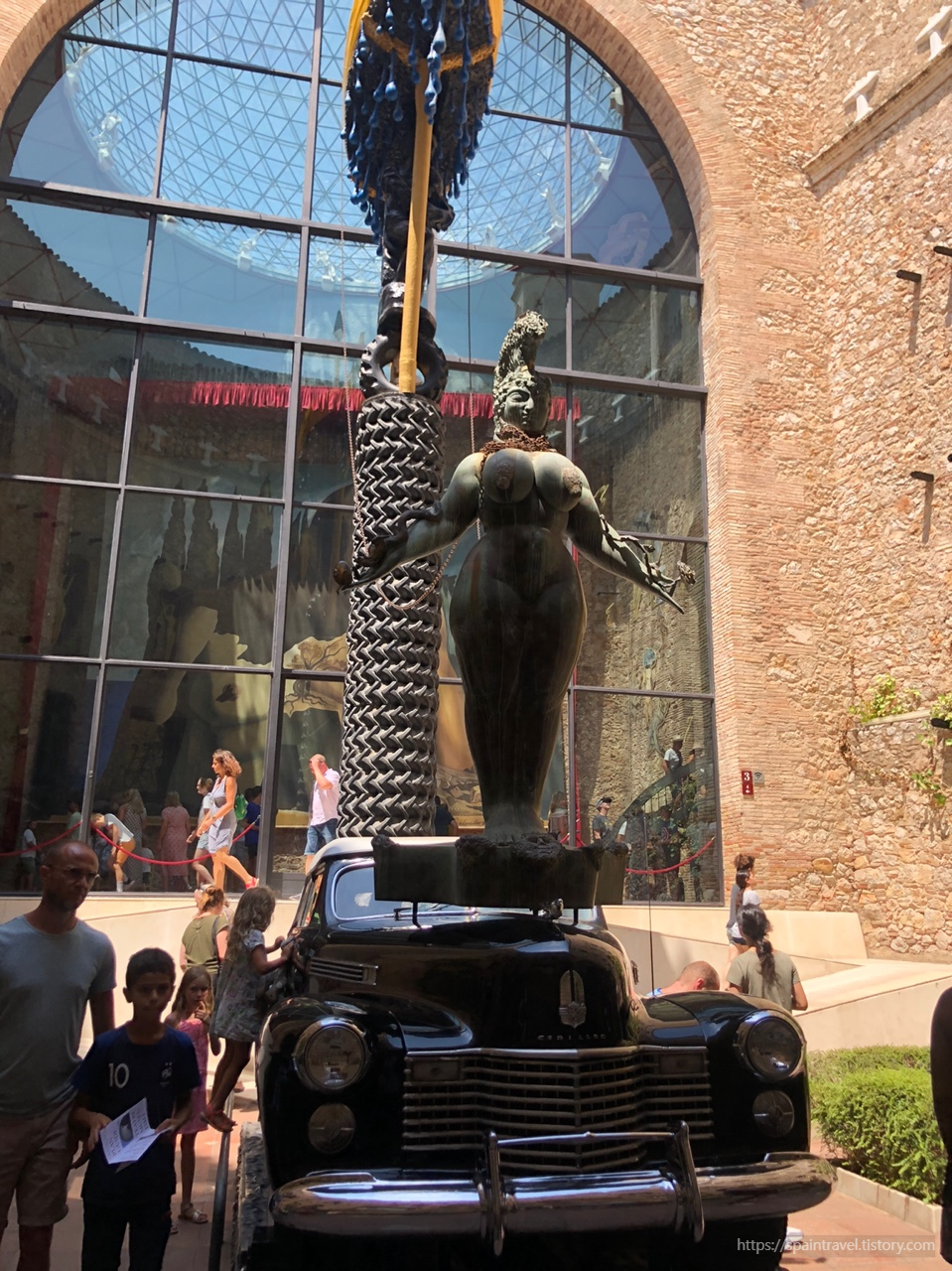 달리 극장-박물관 내부 뜰에 있는 캐딜락과 여자 동상&#44; 그리고 뒤집힌 배