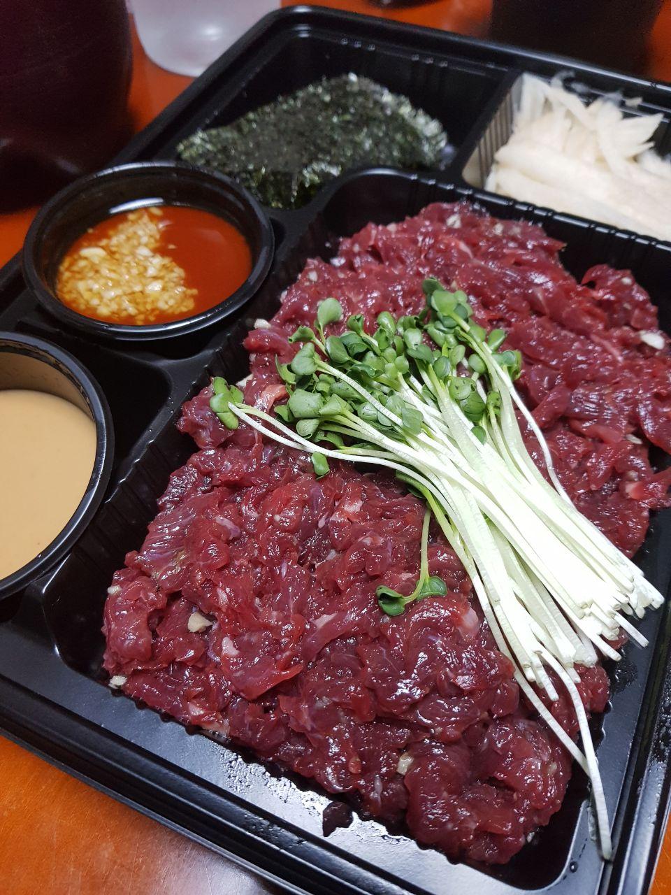  육회비빔밥과 육회, 그리고 소주 한잔