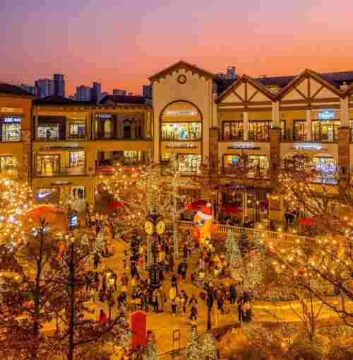 시흥프리미엄-아울렛-중앙-광장-모습-크리스마스-트리와-불빛으로-어우러진-모습