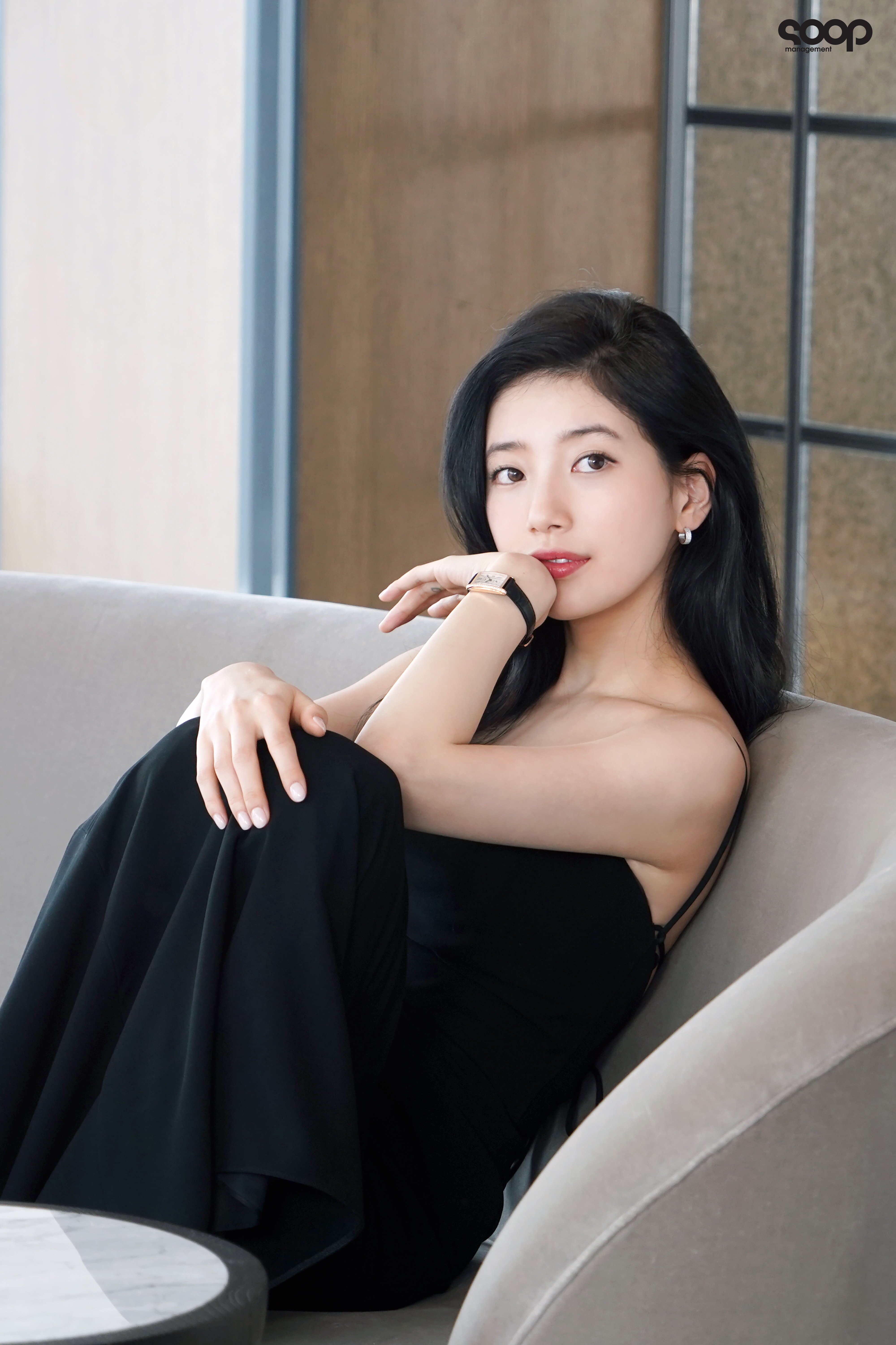  수지 SOOP 소속사 제공 쥬얼리 화보 비하인드 사진