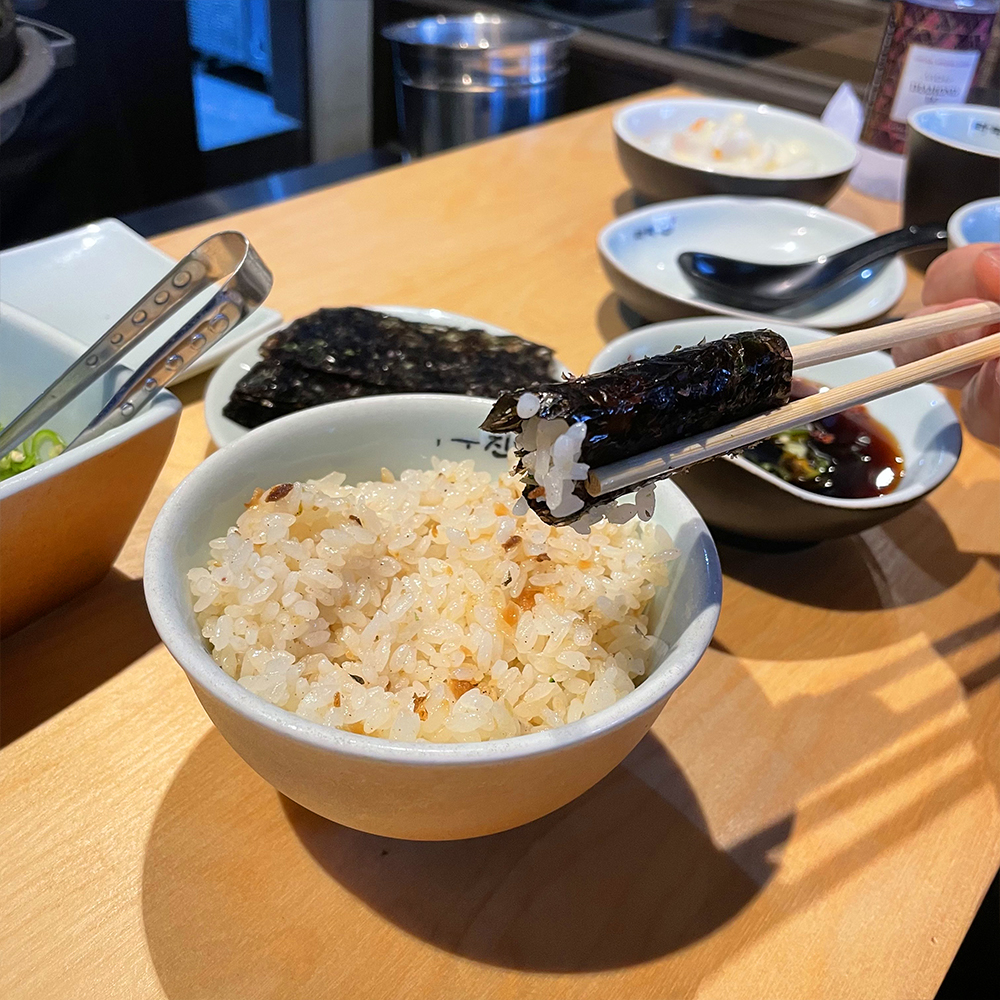 중앙에-마늘밥이-있고-김에-싸고-있습니다.(2)