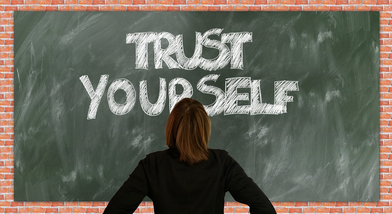 칠판 위 &quot;trust yourself&quot;