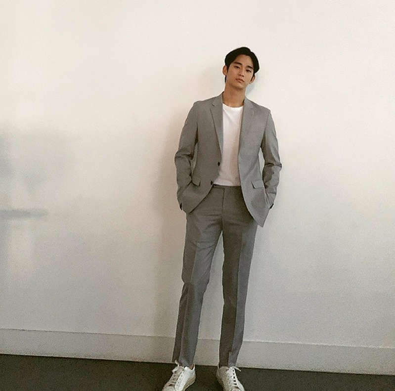  김수현, 소멸할 것 같은 얼굴 크기...회색 슈트핏도 ‘완벽’[SNS컷]
