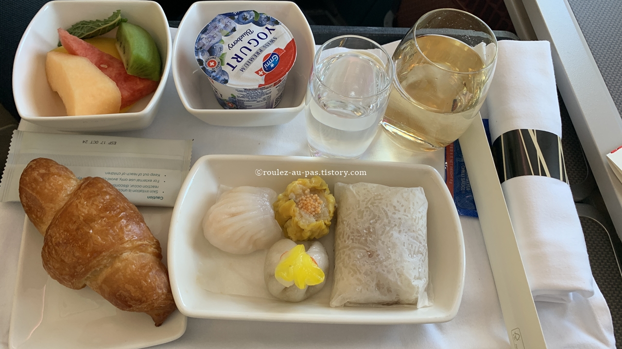 CX619_A330_BIZ_MEAL