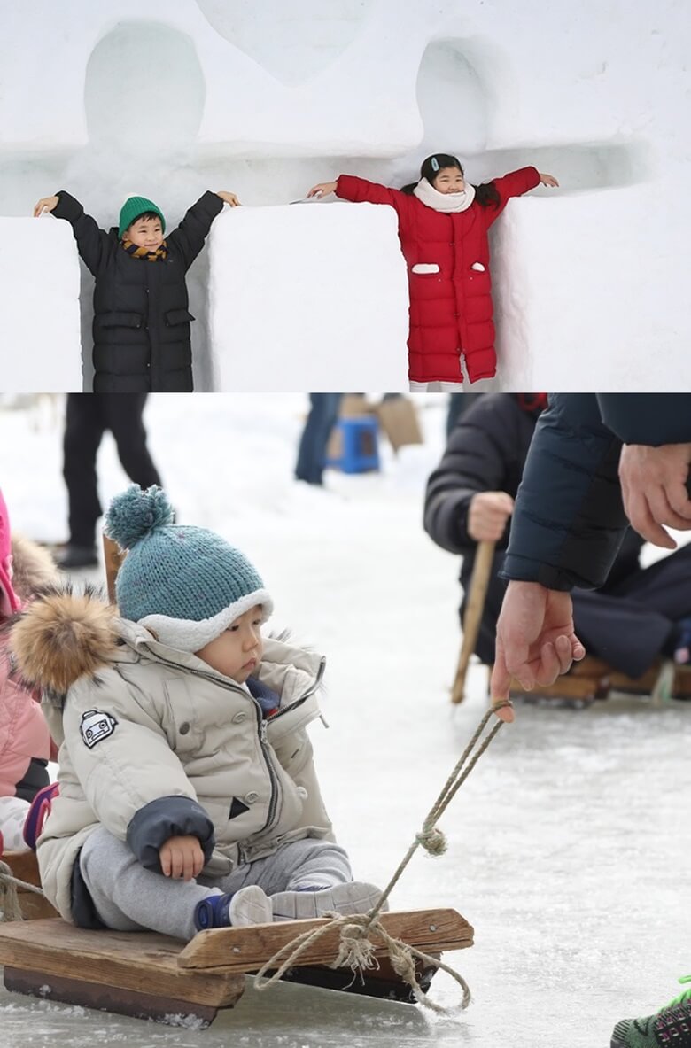 상단사진은 눈으로 만든 거대한 벽에 성인이 팔을 벌리고 들어 갈 수 있는 깊이로 파낸 자리에 5살정도로 보이는 남자 아이와 여자 아이가 팔을 벌리고 서있는 모습이며&#44; 하단사진은 2~3살정도로 보이는 아이가 얼음위에 썰매를 타고 어른이 그 썰매를 끌고 있는 모습