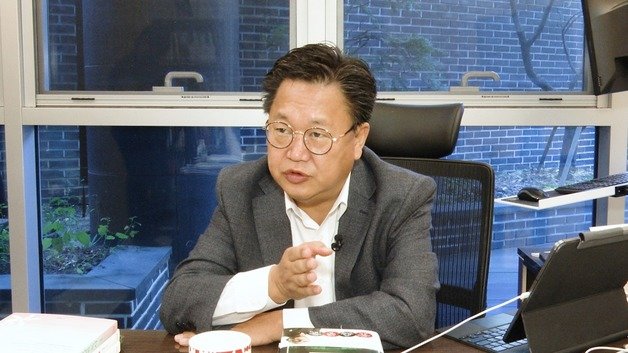  동학개미 선봉장 존 리 메리츠자산운용 대표 사의 표명 개인투자자들의 주식 멘토 활발히 활동 사모펀드 투자 의혹 아내 명의 지인 부동산 관련 온라인투자연계금융(P2P) 업체에 투자