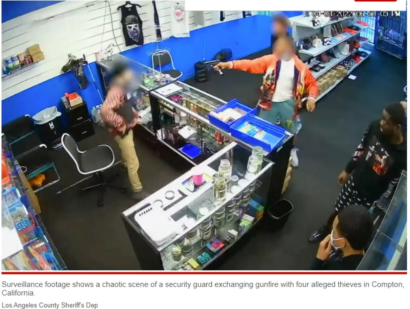 이거 무서워서 미국에서 살겠나...강도와 경비원의 4:1 총격전 Video shows wild shootout with guard at Compton smoke shop that led to robbery suspect&#39;s death