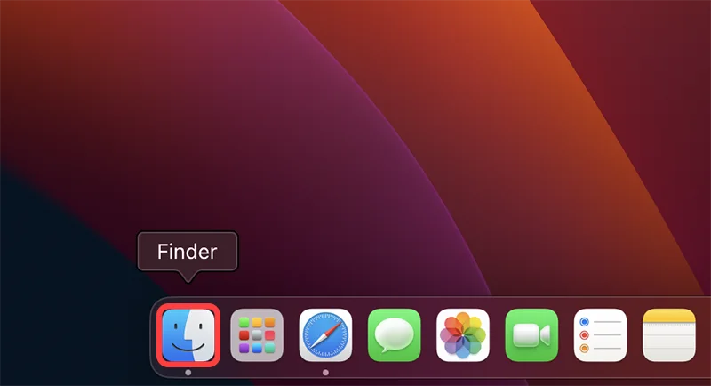 맥북 아래에 있는 독에서 파인더를 실행시키는 모습