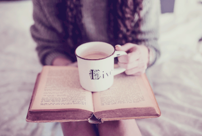 커피-마시고-책-읽기