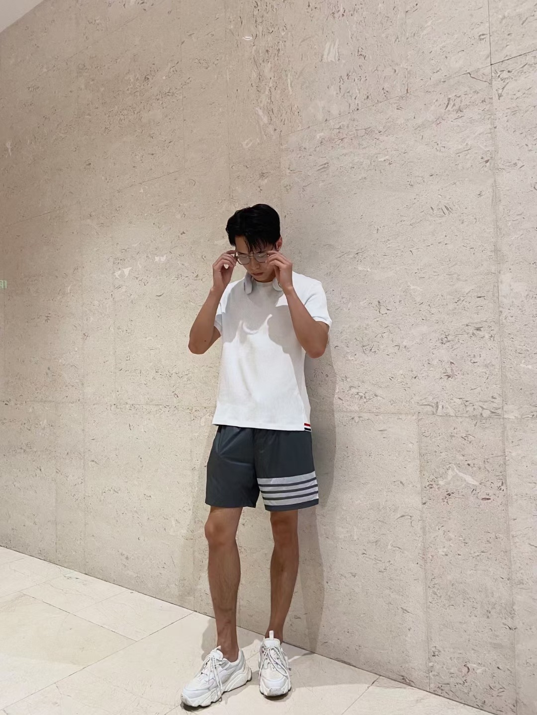  [THOM BROWNE] 톰브라운 립 커프 반팔 티셔츠 MJS130A 06856 100