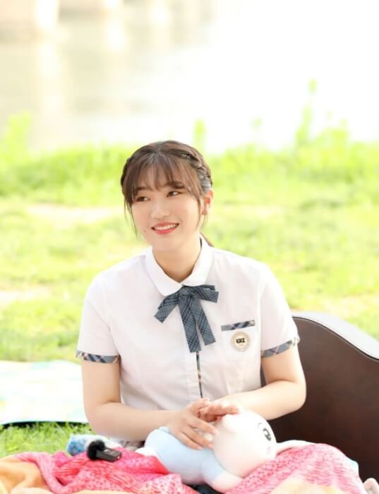 야외에-앉아있는-예지